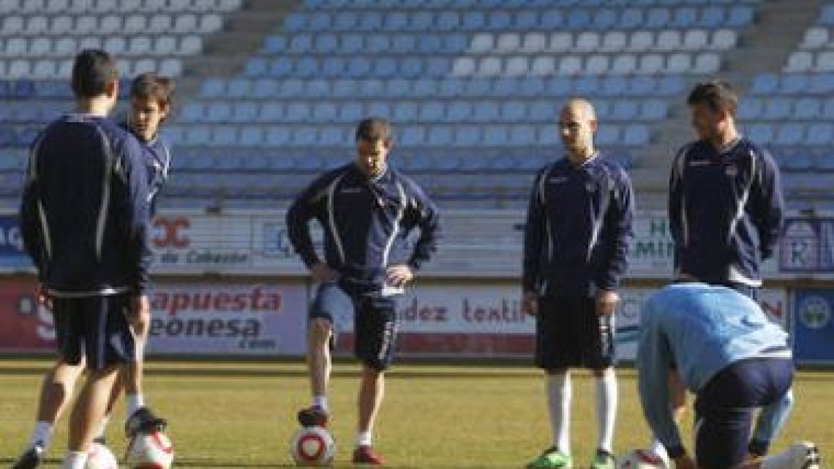 La plantilla de la Cultural no quiere grietas en el vestuario para salir a flote en la tabla con una