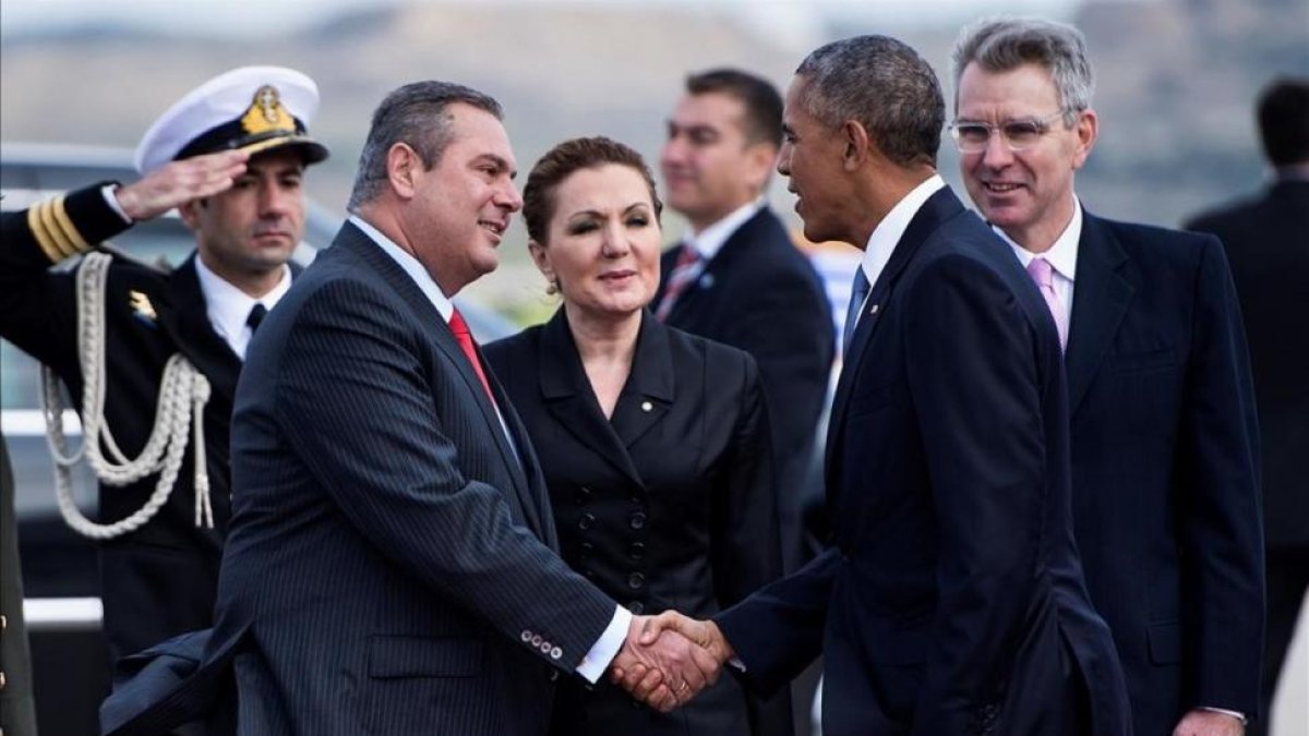 Obama, a su llegada al aeropuerto de Atenas, donde ha sido recibido por el ministro griego de Defensa, Panagiotis Kommenos.