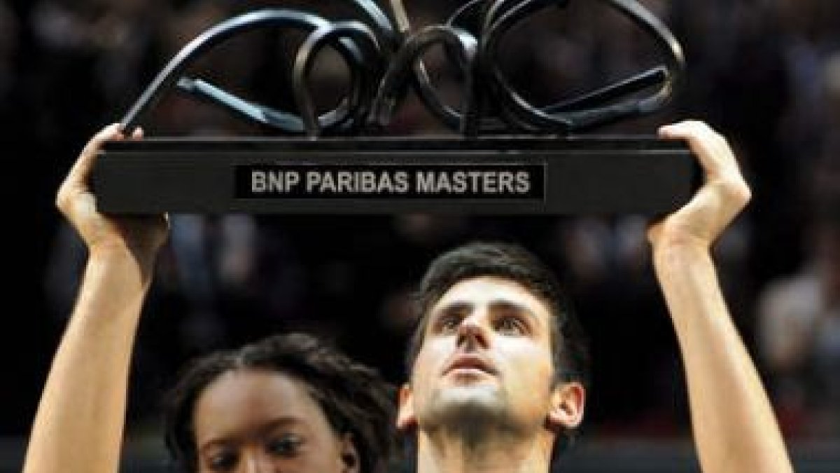 El serbio mira ensimismado el trofeo parisino.