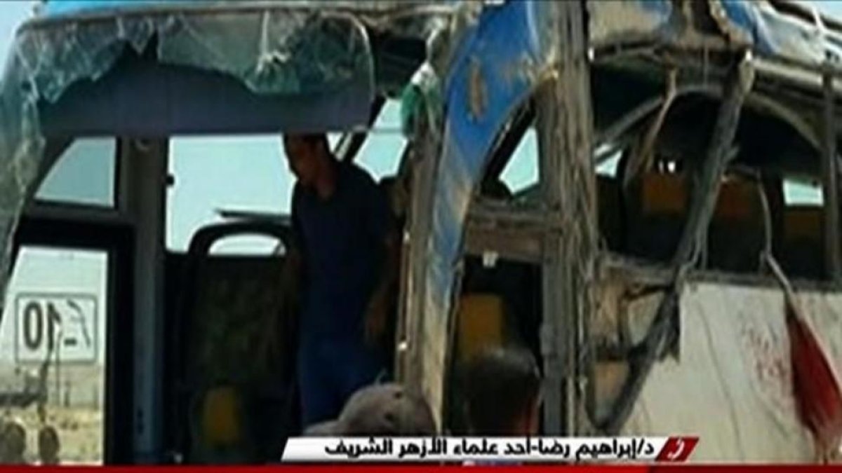 Restos del autobús donde viajaban los cristianos coptos asesinados en Egipto.