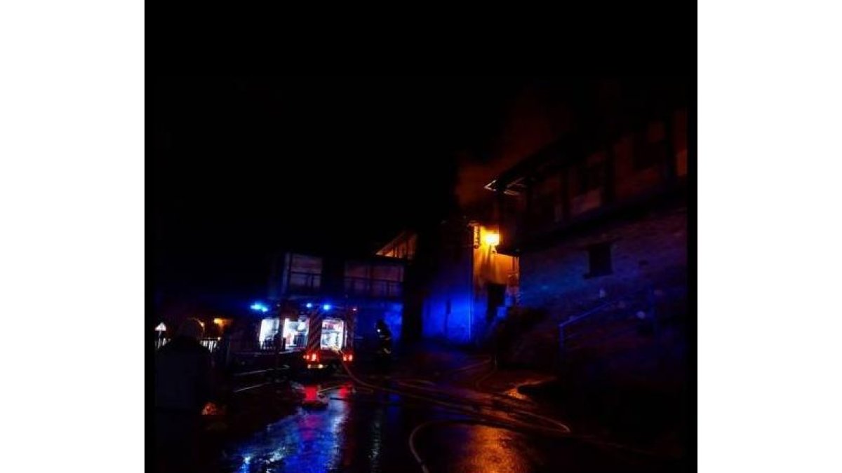 Imagen del incendio en San Clemente de la Valdueza. DL