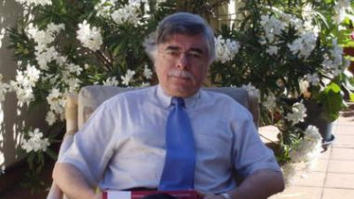 Román Álvarez, decano de Filología en Salamanca, Pastor Mayor de Los Barrios de Luna.