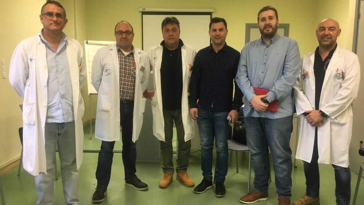 Arturo Menéndez, Víctor Manuel Pérez, José Luis González y José Luis de la Cruz, con Cendón y Lora. DL