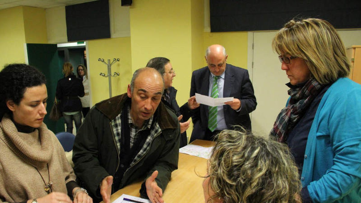 El alcalde y varios concejales se reunieron con los vecinos del barrio de La Sal y de Paraíso.