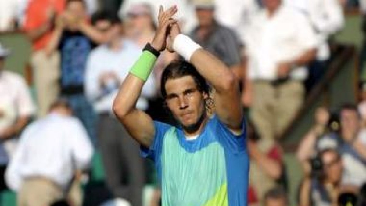 Nadal saluda al público tras superar al austríaco Melzer.