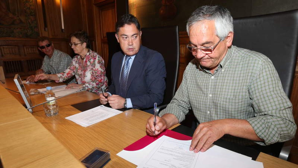 El presidente de la Diputación, en la firma del convenio, ayer en el palacio de los Guzmanes
