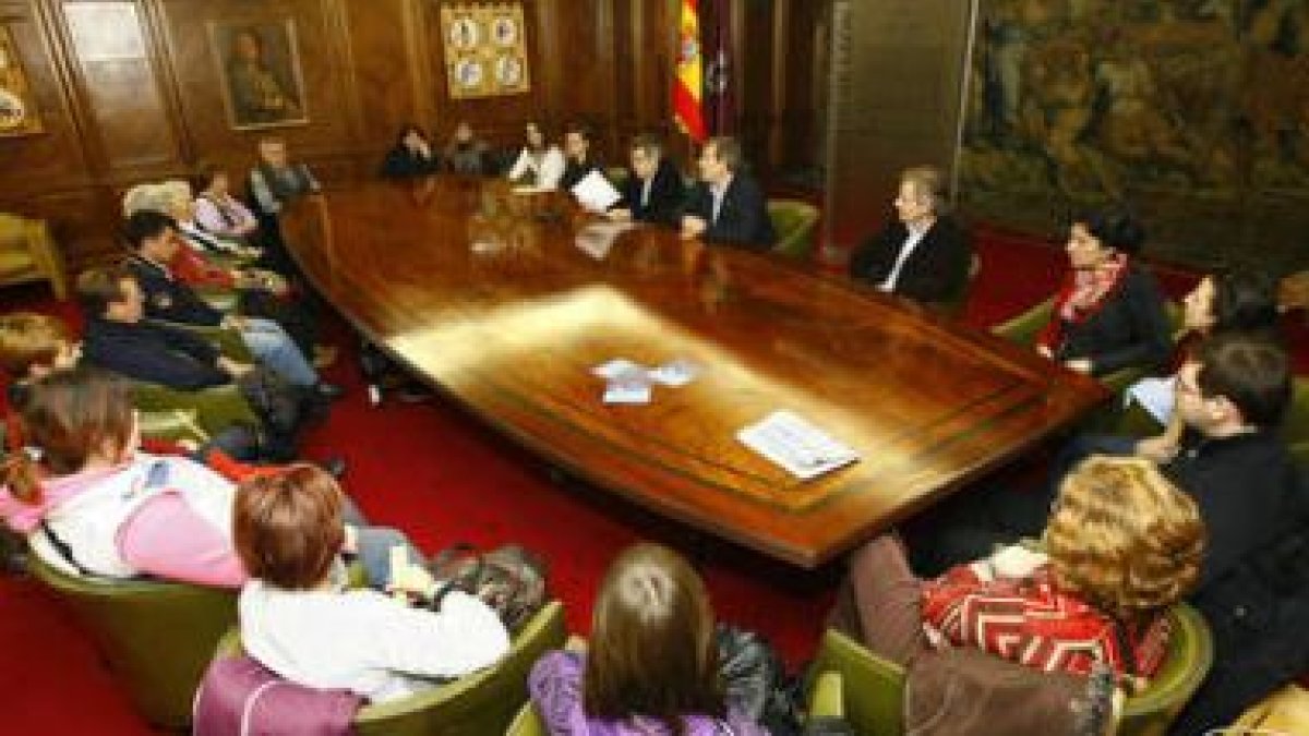 El alcalde se reunió ayer con los voluntarios del Plan Municipal sobre Drogas.
