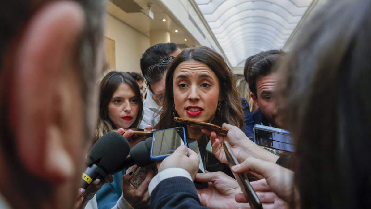 La ministra Irene Montero hace declaraciones a los medios de comunicación en los pasillos del Senado. ZIPI