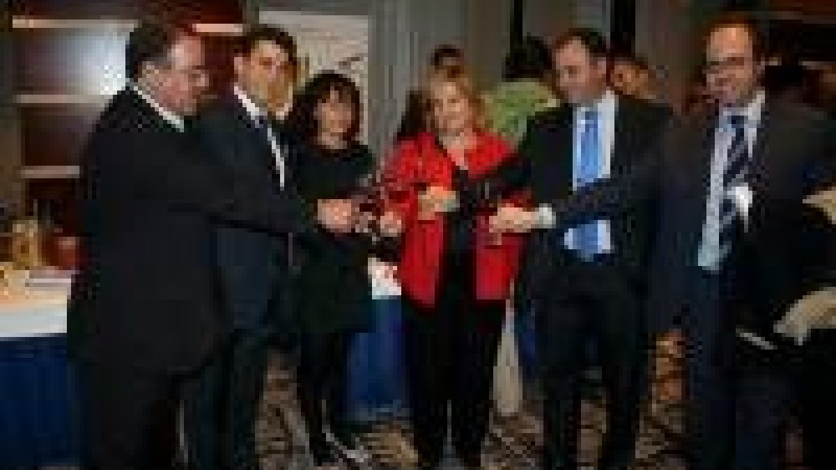 El enólogo Enrique Calduch, Riesco, Susana Téllez, Ramón-Llin, Arias y el escritor César Gavela