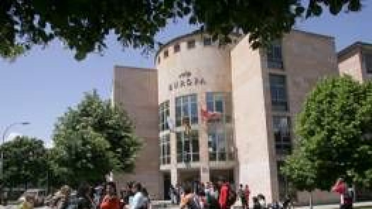 La imagen muestra la salida ayer de los alumnos que estudian en el instituto Europa de Ponferrada