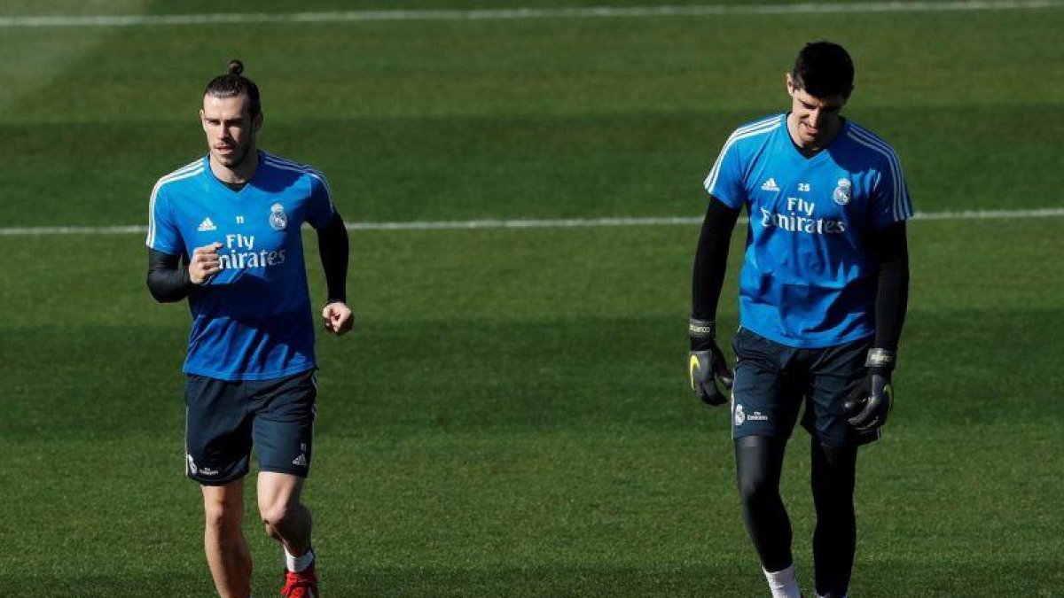 Bale (d) junto a Courtois en el último entrenamiento del Madrid.