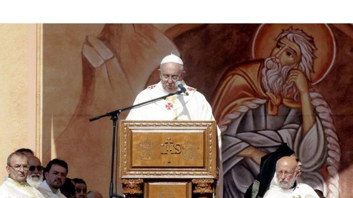 El papa Francisco oficia una misa en el estadio internacional de Amán, este sábado.