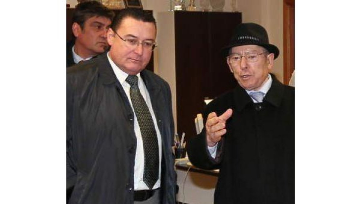Tamargo, a la izquierda, y Domingo Cueto cerraron ayer el acuerdo de venta de la Cultural.