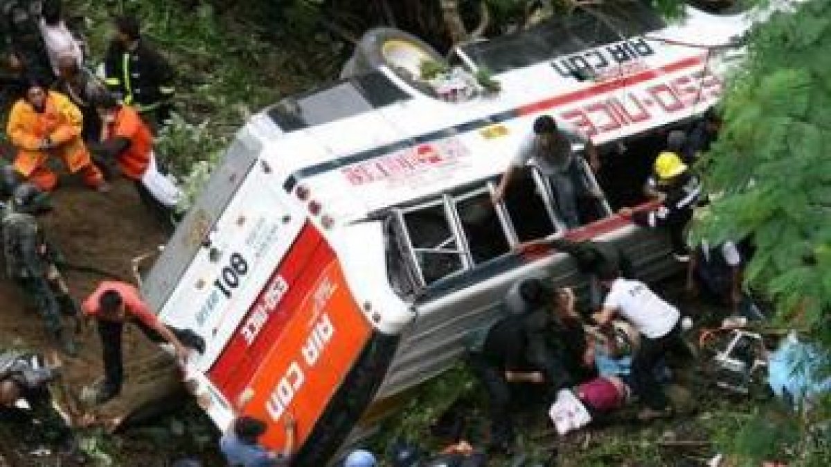 Servicios de rescate sacan cuerpos del autobús accidentado.