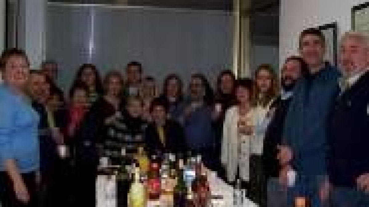 Los socios y participantes de la asociación, tras la clausura del curso de español