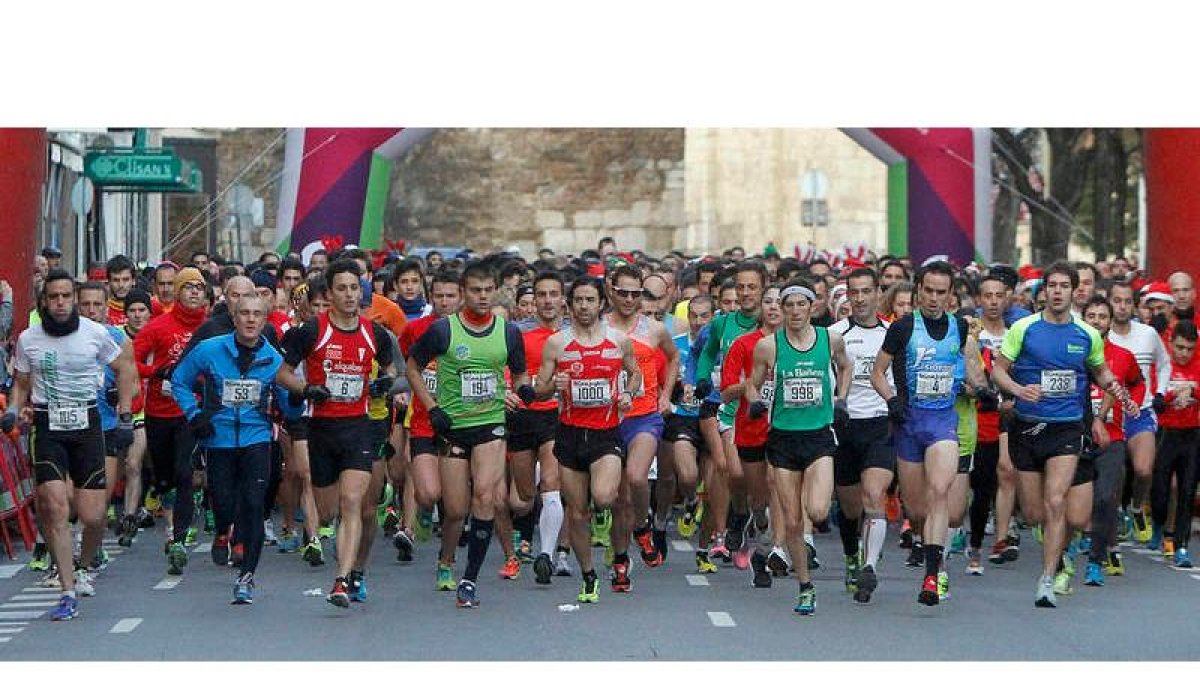 La carrera de siete kilómetros contó con una nómina de notable nivel de la que el berciano Álex Martínez y la bañezana Pilar González brillaron como los mejores.