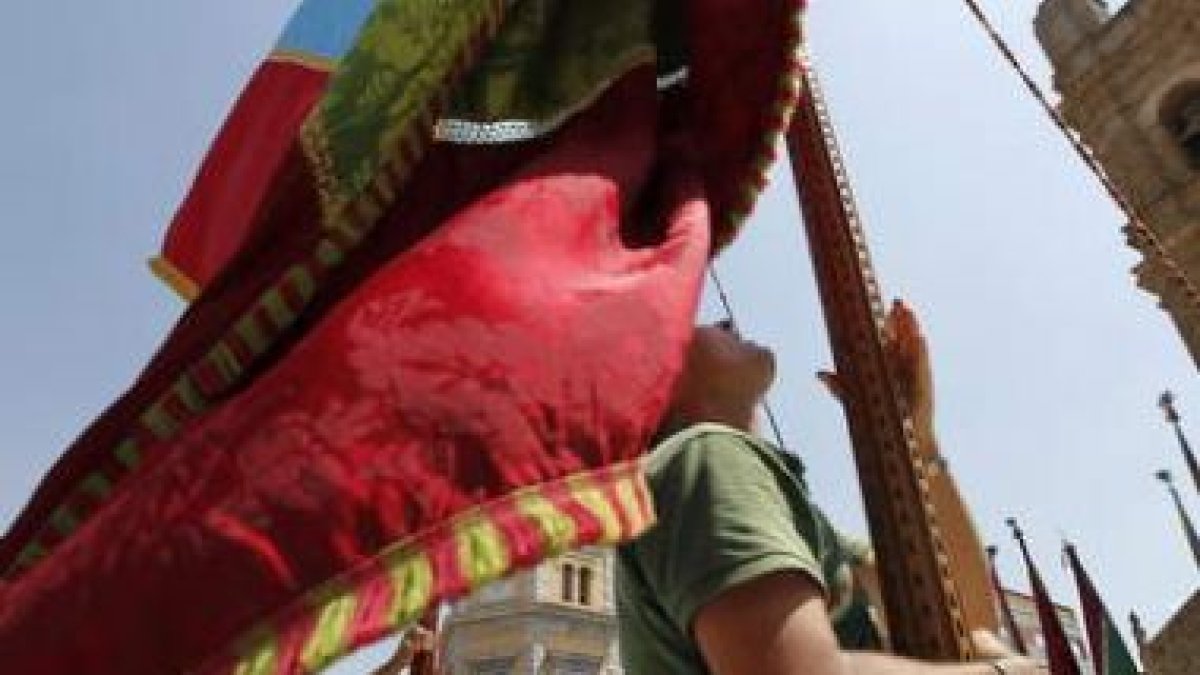 Un mozo ofrece una exhibición de baile y puja con el Pendón de La Bañeza.