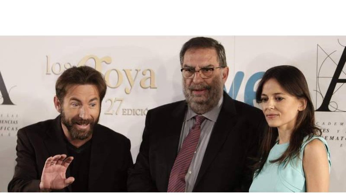El presidente de la Academia de Cine, Enrique González Macho, entre los actores Antonio de la Torre y Elena Anaya.