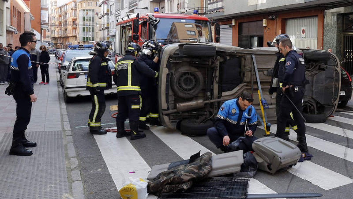 Actuación de los servicios de emergencias en un accidente ocurrido en León en marzo. MARCIANO