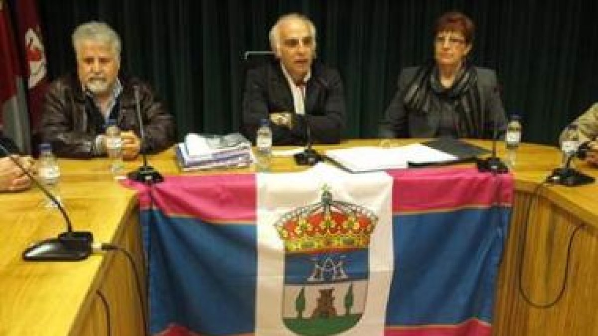 Acto de presentación de la nueva bandera municipal de Santa María del Páramo.
