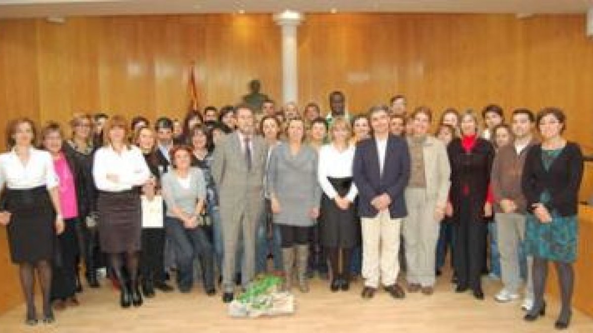 Foto de familia de las quince alumnas que recibieron sus diplomas y de las treinta y dos que comienz