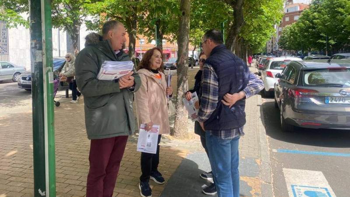 Los candidatos leonesistas, ayer en la campaña por las calles de León. DL