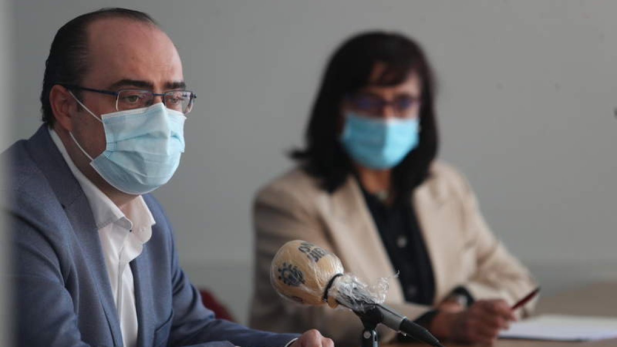 Morala y Amparo Vidal, ayer, en rueda de prensa. ANA F. BARREDO
