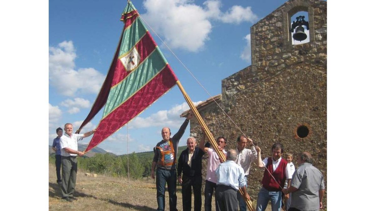 Varios vecinos portan el nuevo pendón.