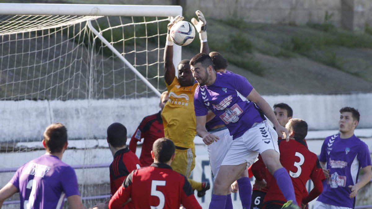La Bañeza hizo más méritos que el Mirandés B para llevarse el partido y lo logró con un gol de Jorge. JESÚS