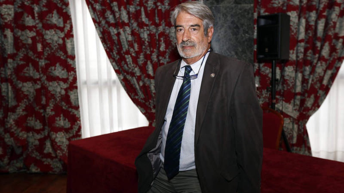 El director del Centro Nacional de Gripe, Raúl Ortiz de Lejarazu, ayer durante su visita a León. MARCIANO
