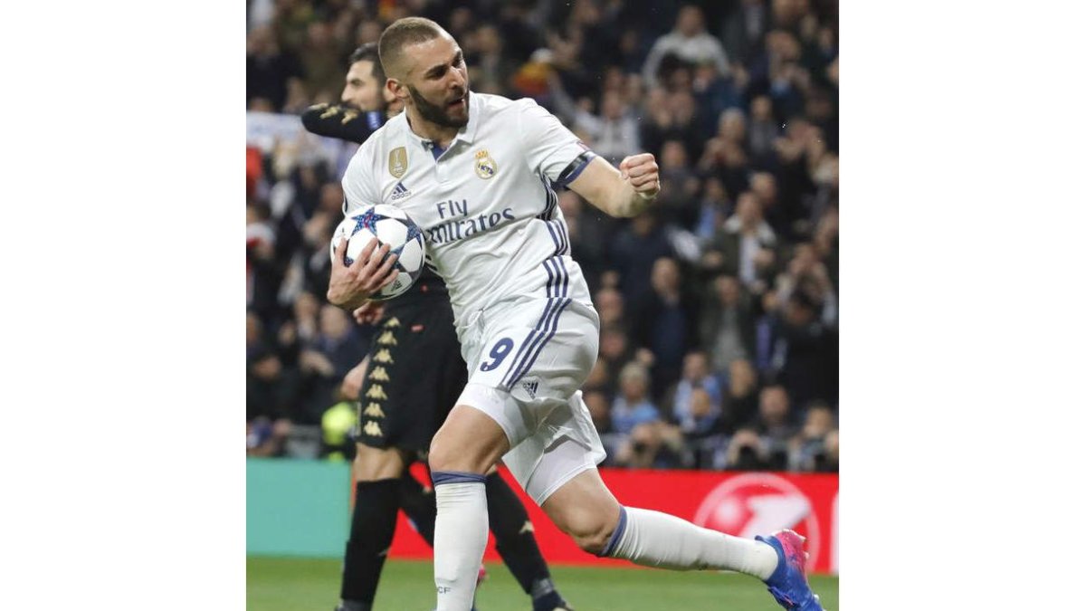 Benzema celebra su tanto con el que se abrió la remontada blanca ante el Nápoles. JUANJO MARTÍN
