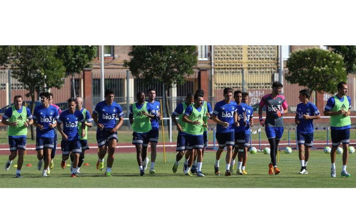 La plantilla deportivista soportó temperaturas superiores a los 35 grados durante el entrenamiento de la tarde. A la derecha, Pavón, uno de los recién llegados.