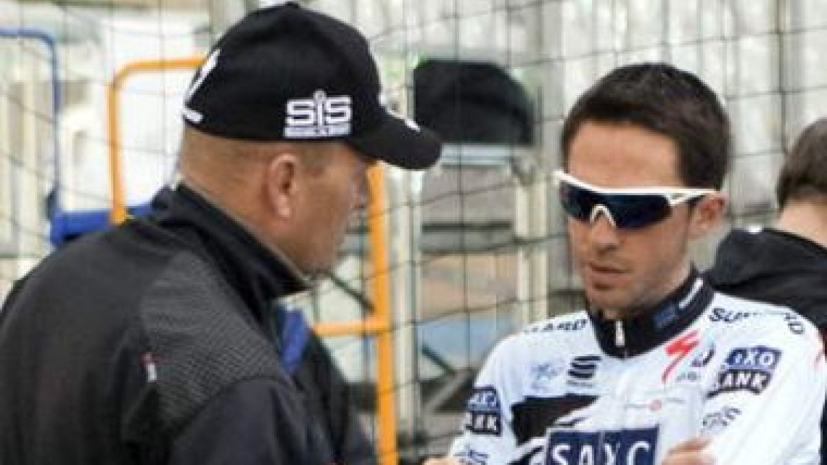 Contador habla con el director del Saxo Bank, Bjarne Riis, tras el entrenamiento de ayer en Palma.