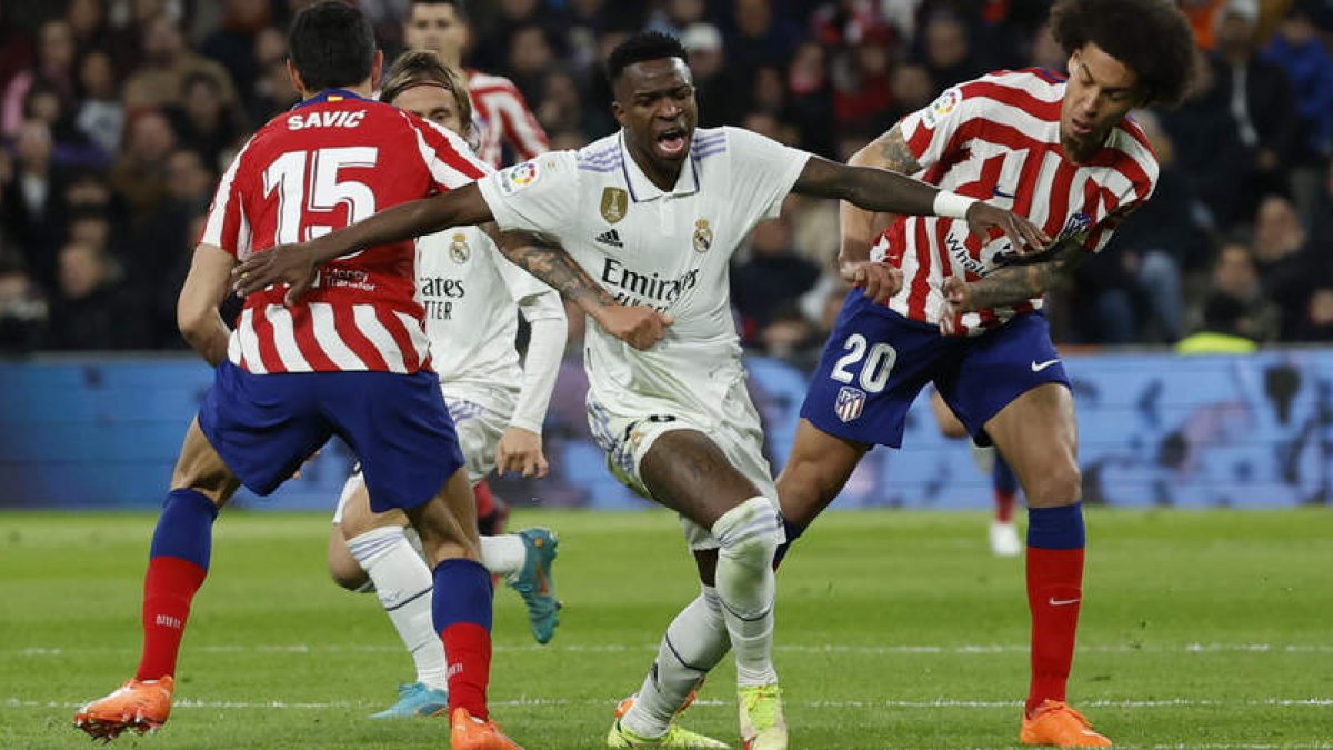 No fue un buen partido de Vinicius, al que el Atlético logró desconectar de la banda. JUANJO MARTÍN