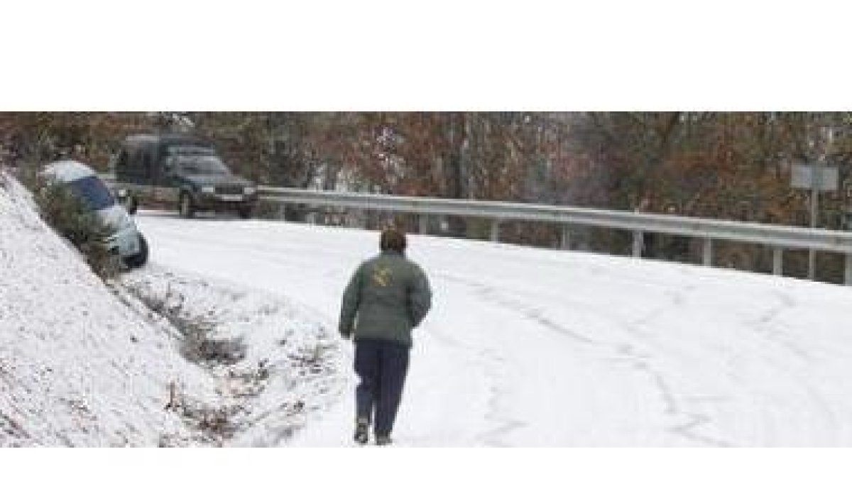 Aspecto matinal de la carretera LE-711, cerca de Ocero, convertida en una pista de patinaje