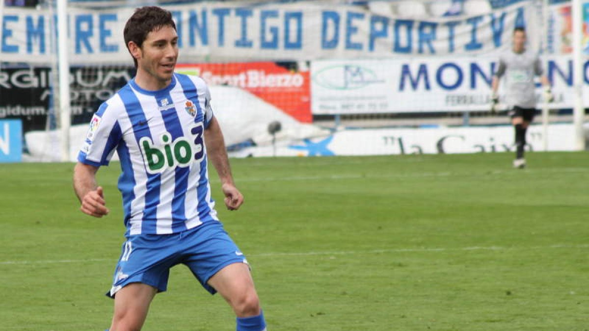 David Malo entraría en el lateral derecho al irse Alcaide a ocupar la vacante en el centro de la zaga.