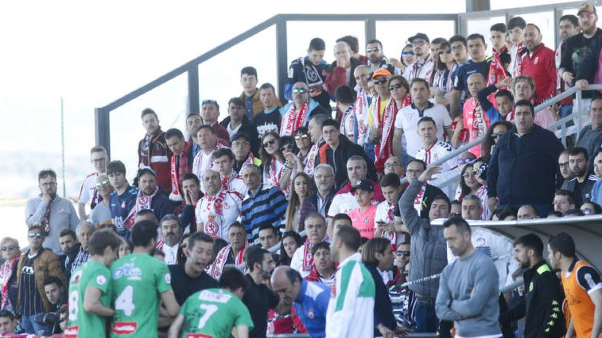 La afición culturalista respondió a la demanda de Felipe Llamazares y del capitán Antonio Martínez para arropar al equipo en Guijuelo. El club pide otra vez apoyo. ALMEIDA