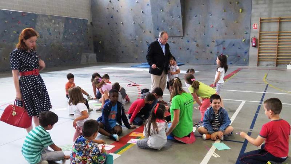 La concejala de Juventud y el alcalde, ayer con los niños. M.Á.C.