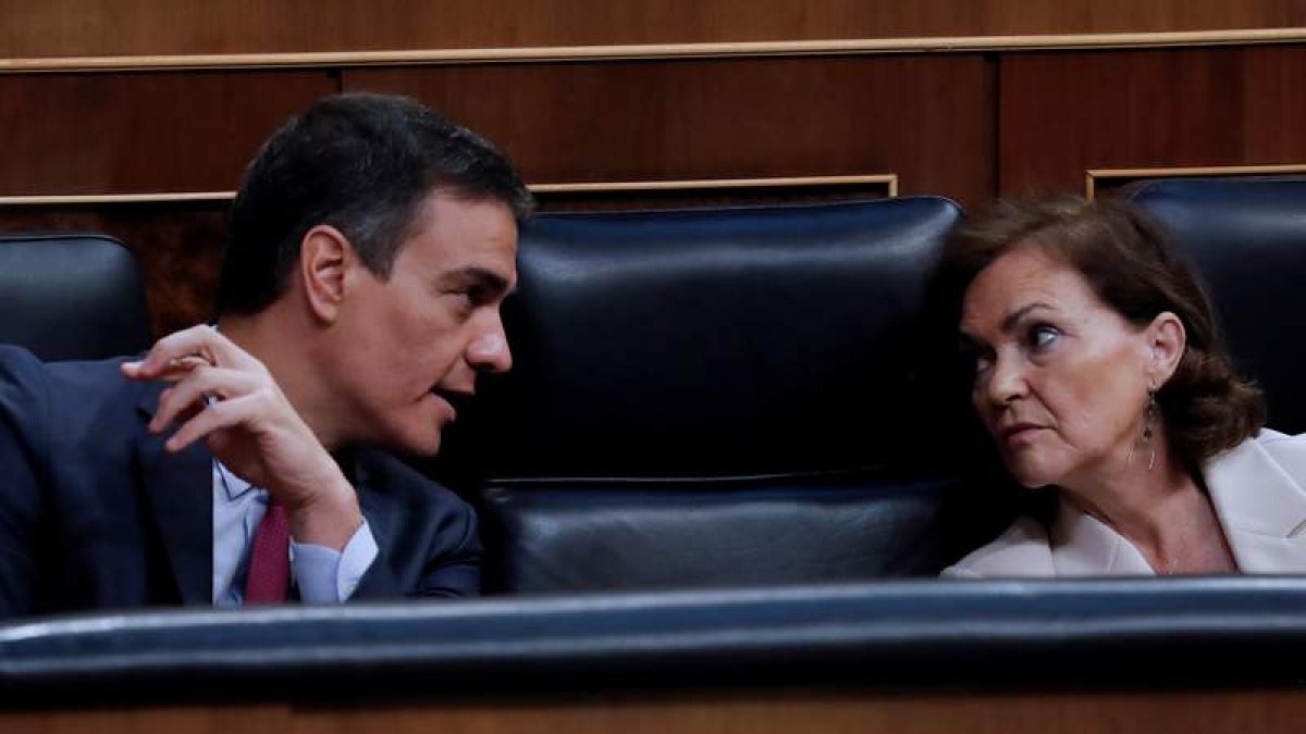 El presidente del Gobierno departe con Carmen Calvo en el hemiciclo. CHEMA MOYA