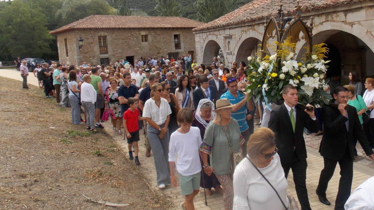 La Virgen del Buen Suceso fue arropada por los pendones y autoridades locales. BARRIO PLANILLO