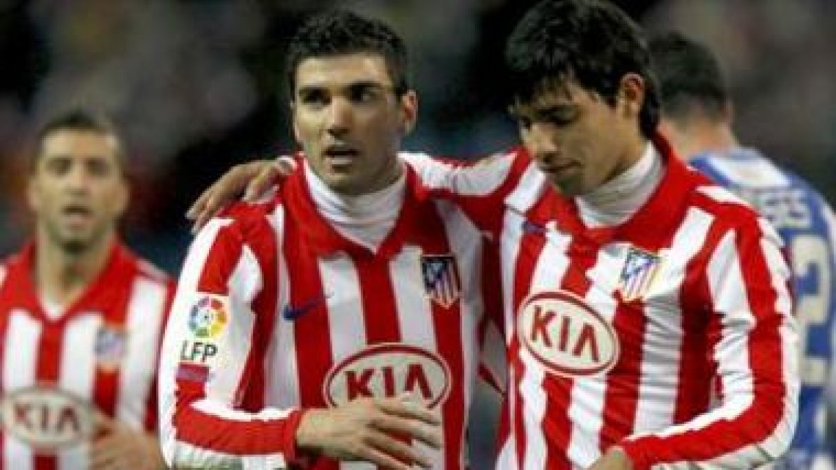 El Kun Aguero felicita a Reyes por la consecución del primer gol de los rojiblancos.