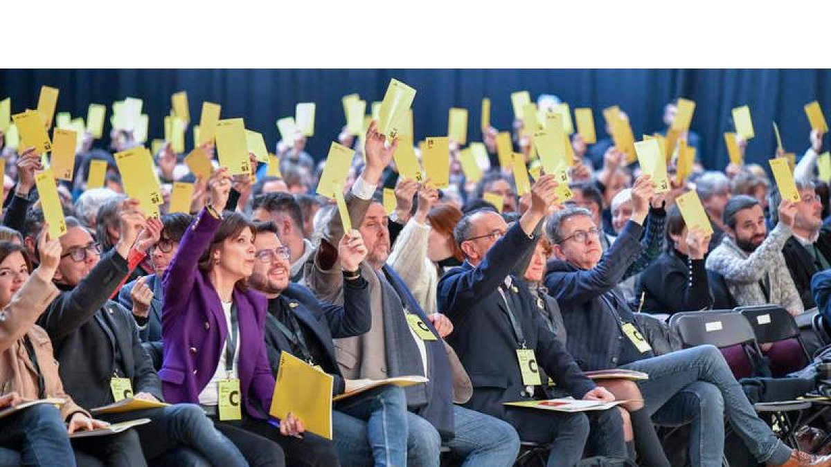Imagen de Junqueras y Aragonès, ayer, en el congreso celebrado por ERC. ÁLEX LÓPEZ