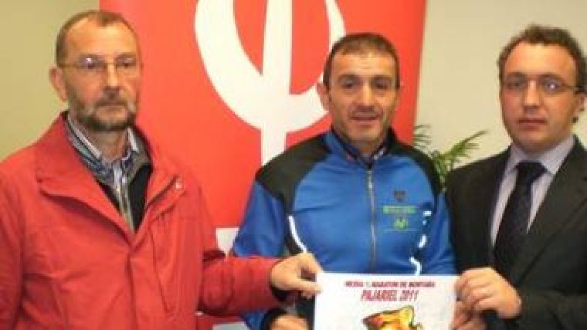 Los organizadores, con el director de la oficina de Ibercaja.