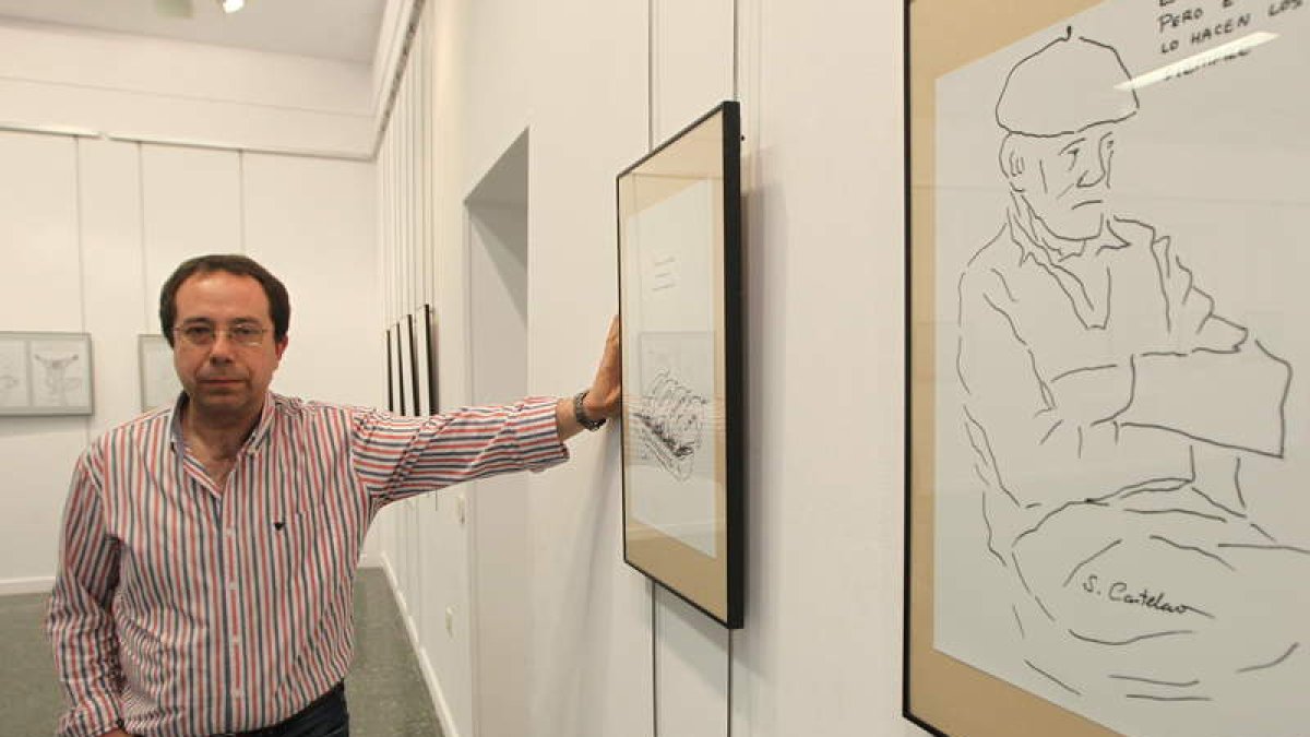Santiago Castelao, junto a sus viñetas, en Ponferrada.