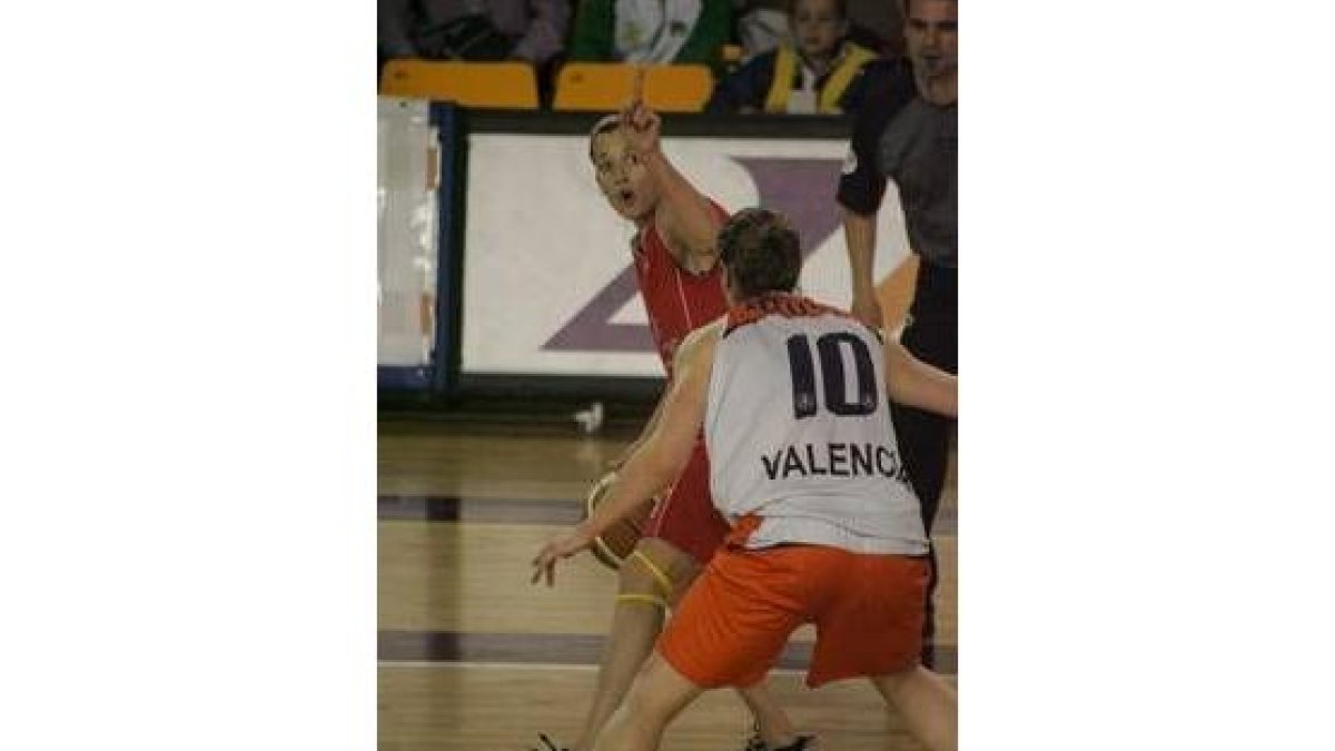 La base leonesa, Mar Rovira, dicta jugada ante la defensa de Aguilar