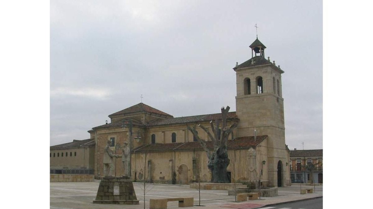 La plaza de Boñar, testigo de ferias y fiestas, mantiene la tradición, pese a los cambios del Maragato y el Negrillón.