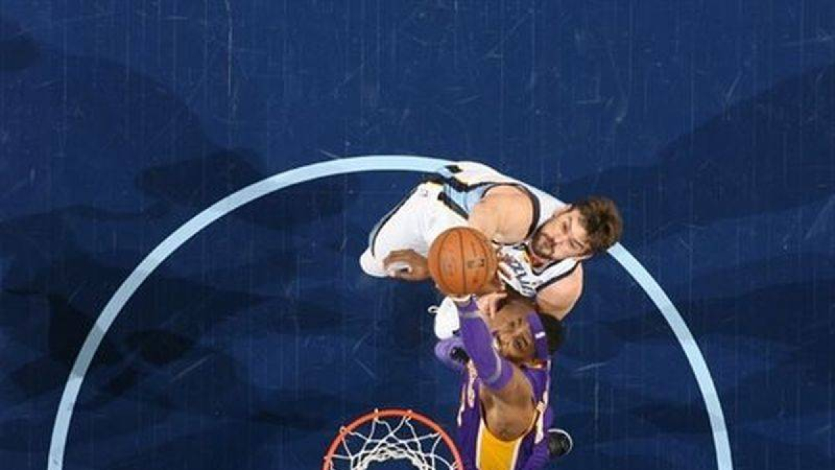 Marc Gasol y Howard pugnan por un rebote.