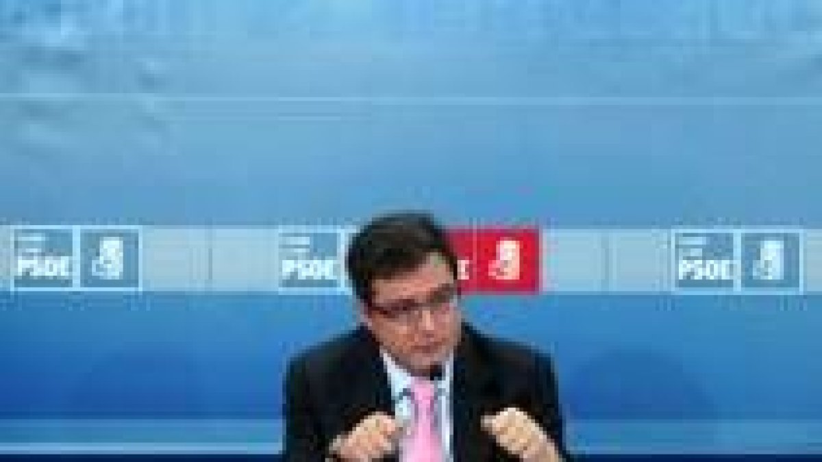 Óscar López, comparece ante los medios de comunicación para presentar su candidatura