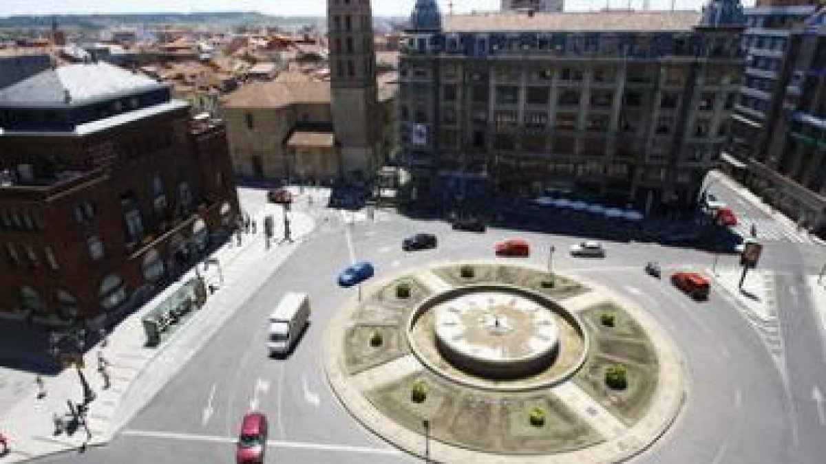 La fuente circular que vertebra la plaza será sustituida por una que interfiera menos en el tránsito