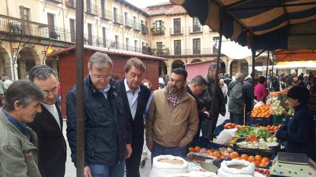 Antonio Silván visitó ayer el mercado de la Plaza Mayor con miembros de su lista.